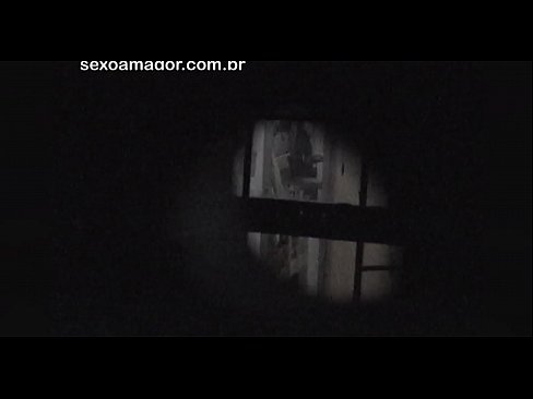 ❤️ Lourinho é filmado secretamente por um voyeur de bairro escondido atrás de tijolos ocos Porno fodido em nós ❌️❤